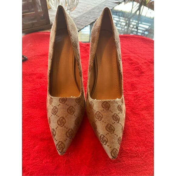 Beautiful tan/brown flower printed pumps with gold heel - Picture 11 of 14